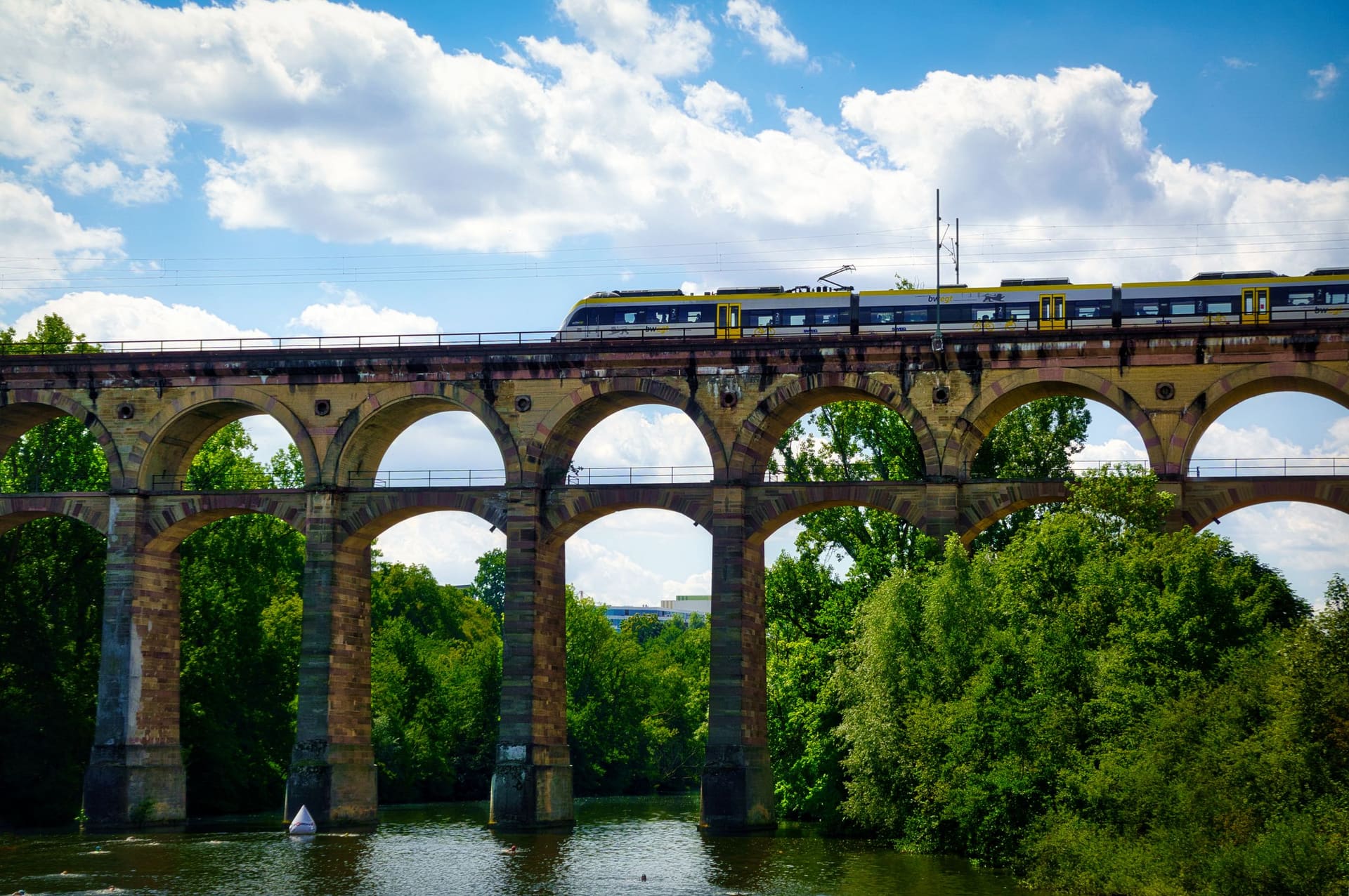 Regionalzug auf dem Enzviadukt in Bietigheim-Bissingen an einem sonnigen Sommertag